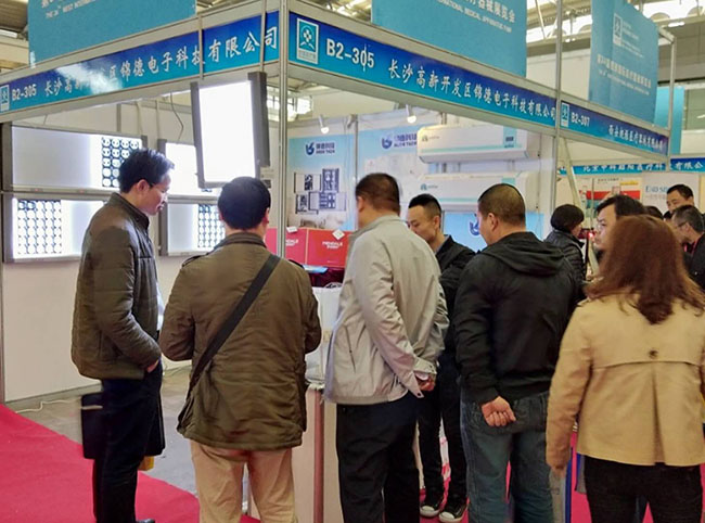 客戶對錦德牌空氣消毒機的凈化實驗表現(xiàn)出濃厚的興趣 客戶對錦德牌空氣消毒機的凈化實驗表現(xiàn)出濃厚的興趣