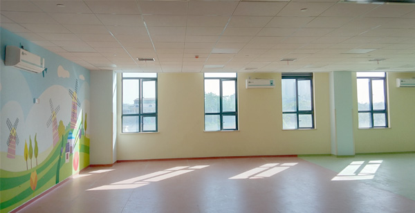 兒童活動室安裝壁掛消毒機(jī)